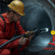 Técnico realiza videoscopia industrial em tubulação para inspeção preventiva.