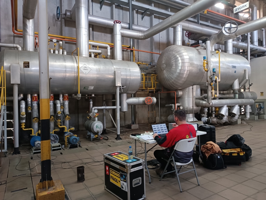 engenheiro fazendo ensaio por emissão acústica em vaso de pressão