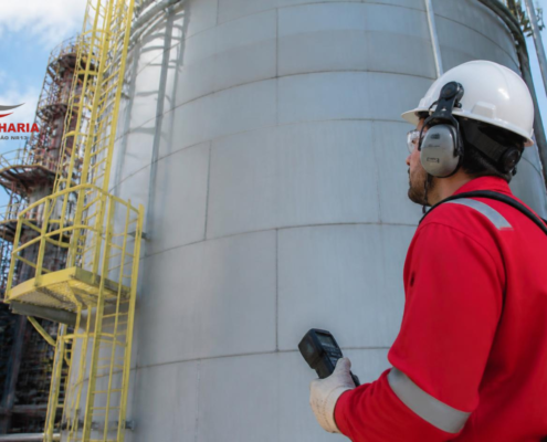 Engenheiro realizando inspeção de tanque de armazenamento conforme API 653