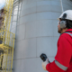 Engenheiro realizando inspeção de tanque de armazenamento conforme API 653