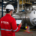 Engenheiro realizando análise de risco conforme API 580 em equipamentos industriais.