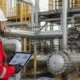 Engenheiro analisando riscos de equipamentos industriais conforme API 581